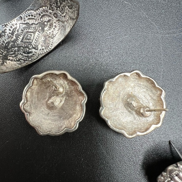 Lot of 4 pair pierced western, southwestern style earrings silver tone - Picture 7 of 16